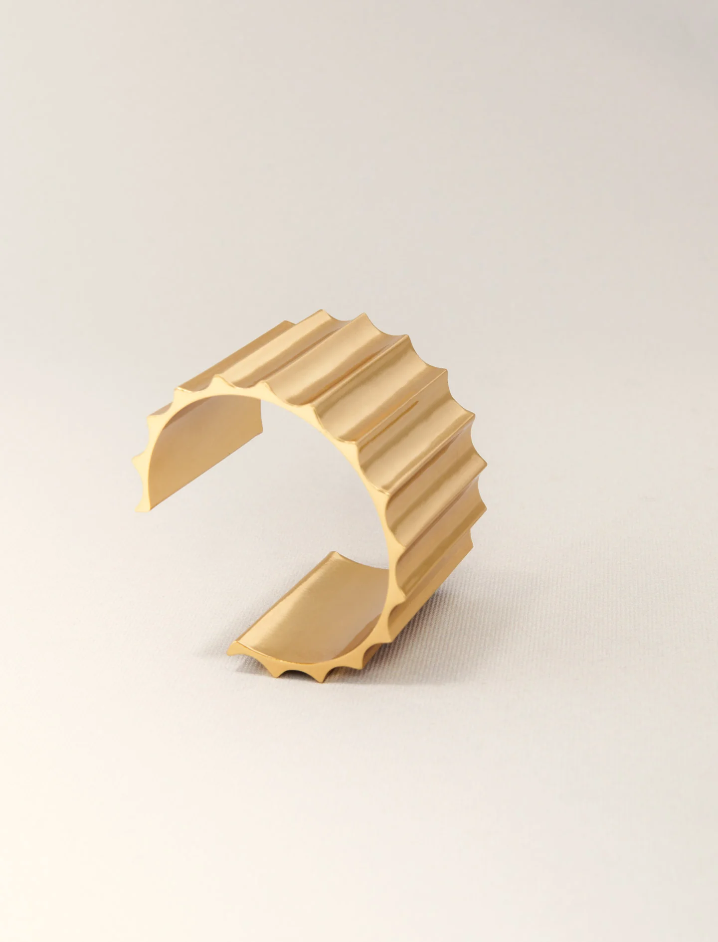 Sculpted bracelet Gold - Image 3
