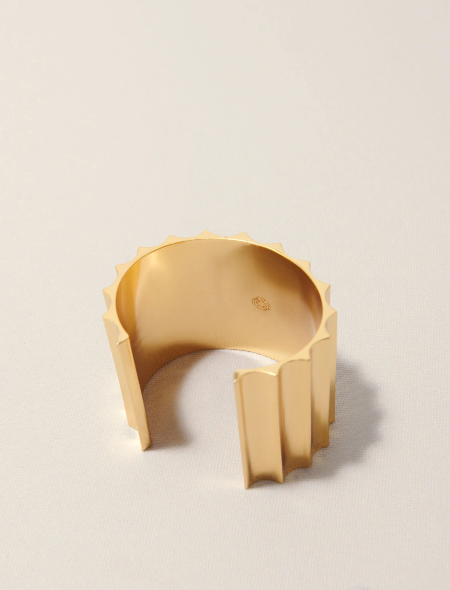 Sculpted bracelet Gold - Image 4