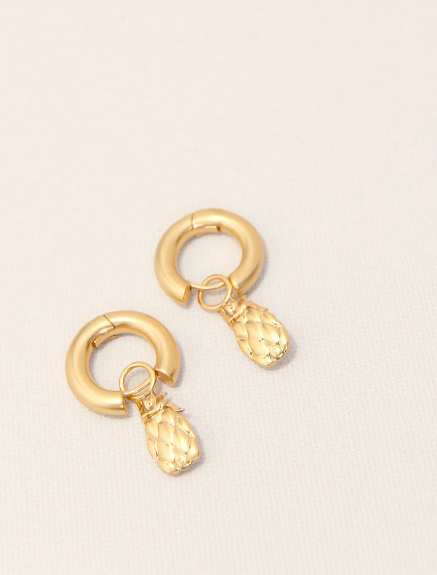Mini rhinestone pineapple earrings Gold - Image 3