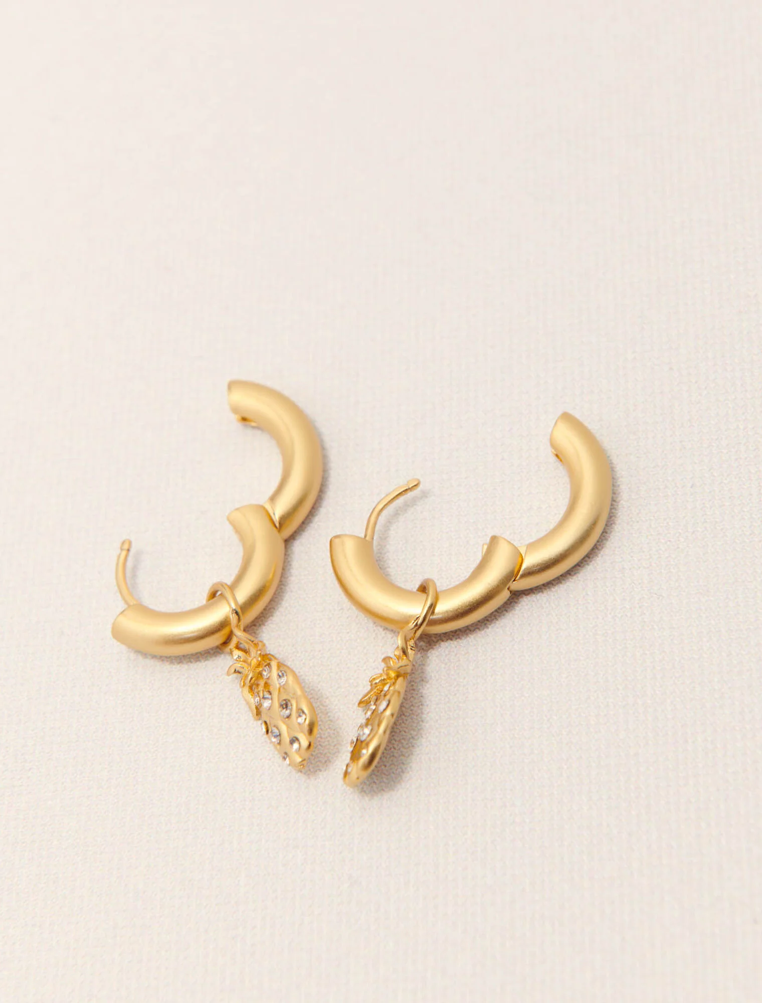 Mini rhinestone pineapple earrings Gold - Image 5