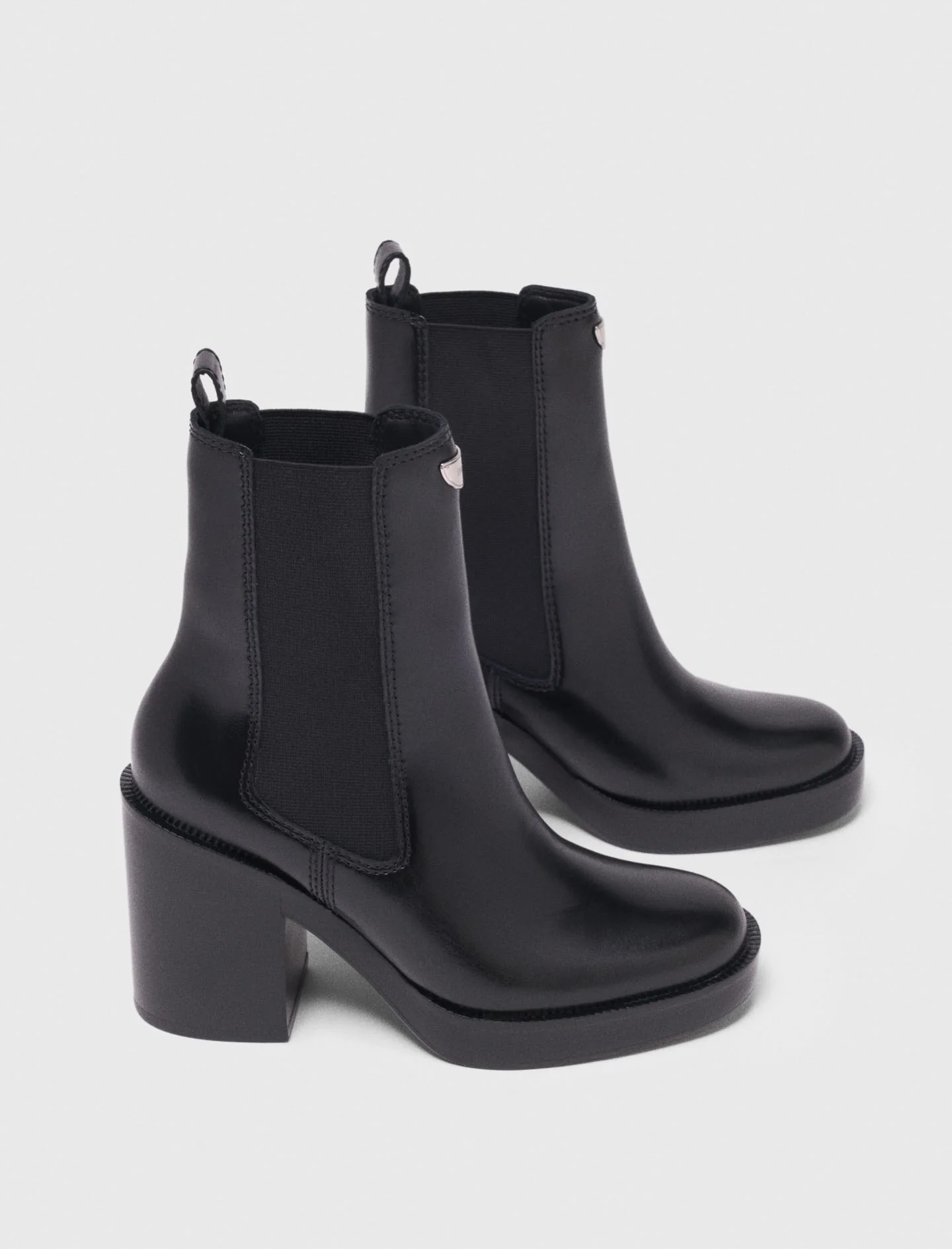 Heeled Leather Chelsea Boots Black - Image 4