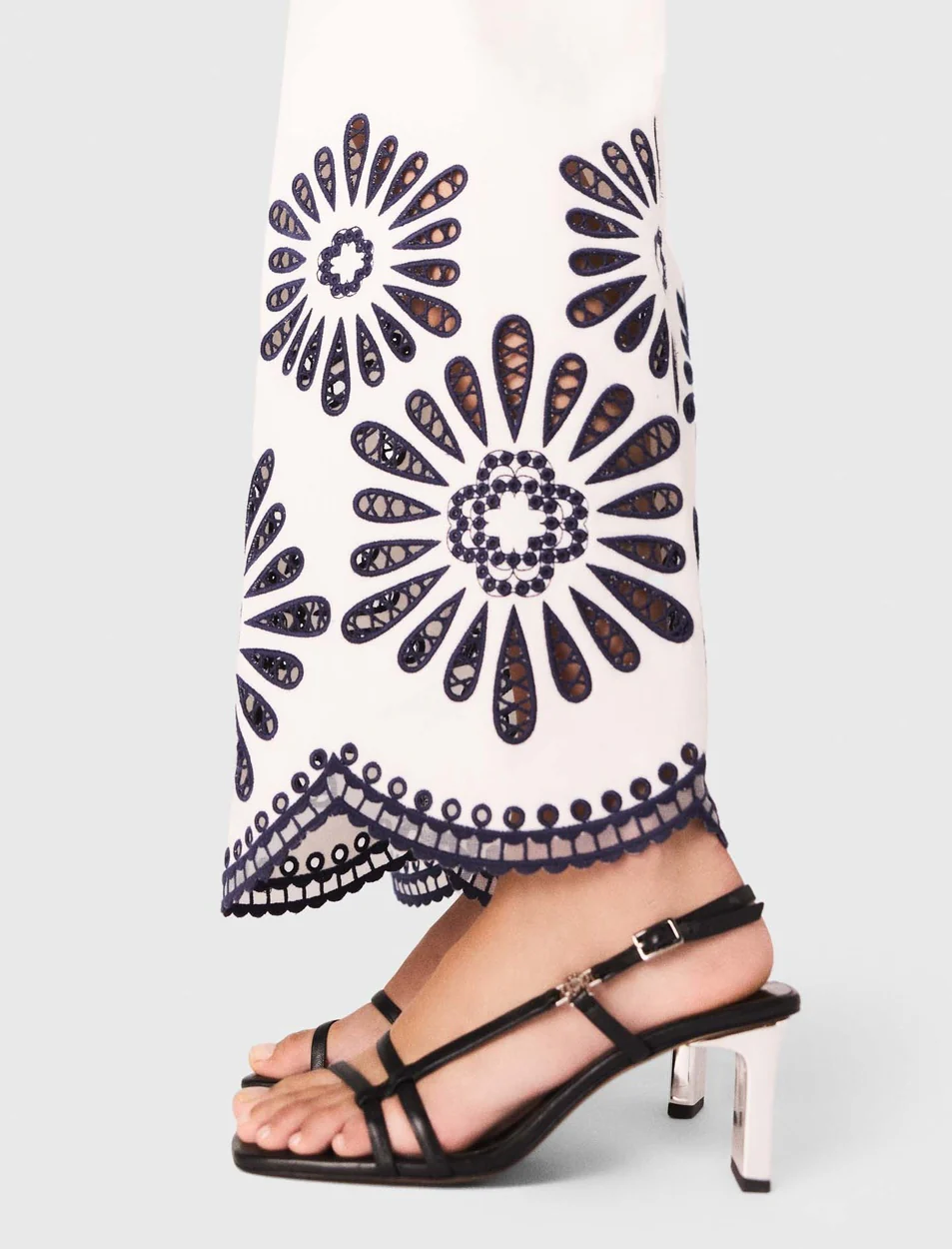 Trousers with crochet detail White/Navy - Image 5