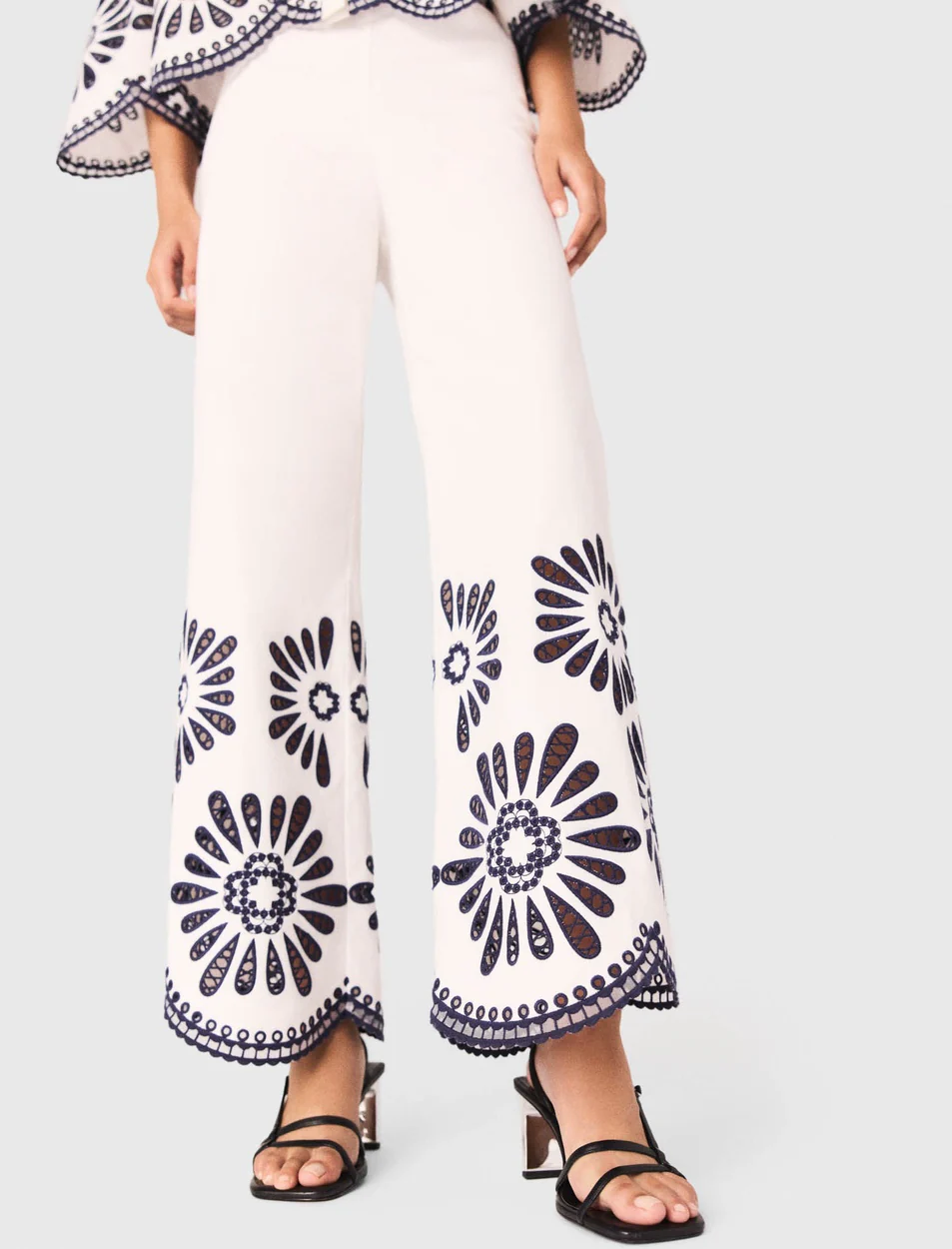 Trousers with crochet detail White/Navy - Image 6