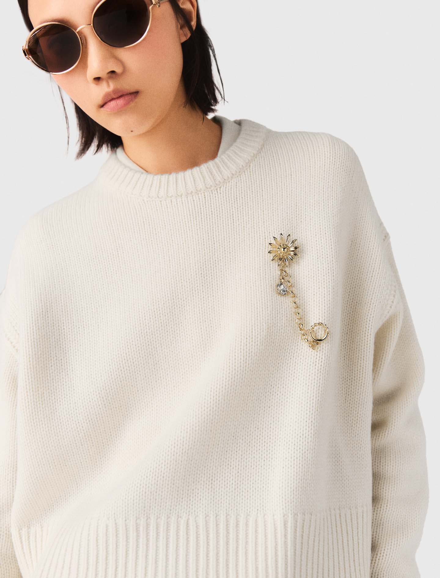 Jumper With Floral Brooch Ecru - Image 6
