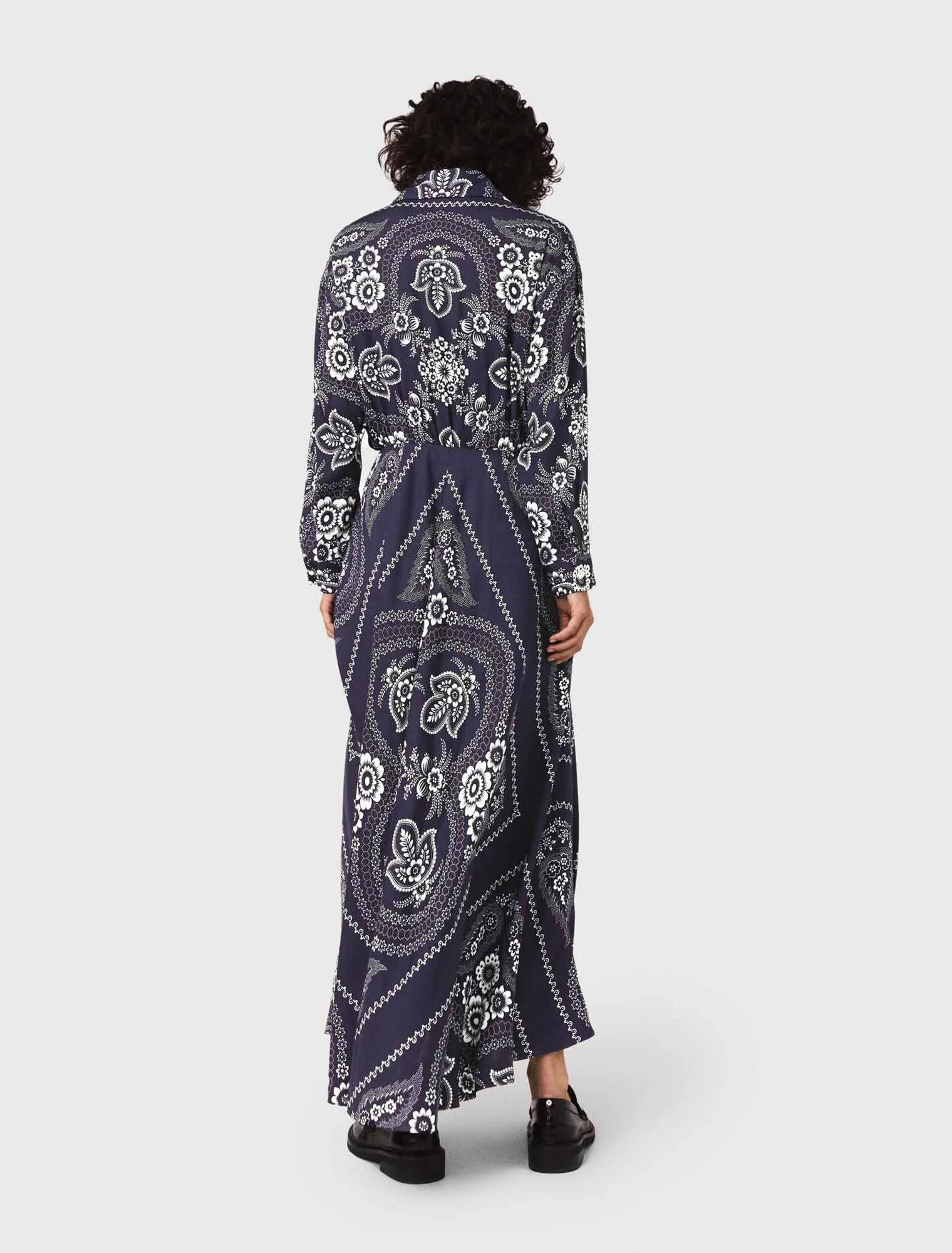 Patterned flowing maxi dress Navy Bandana Print - Image 3