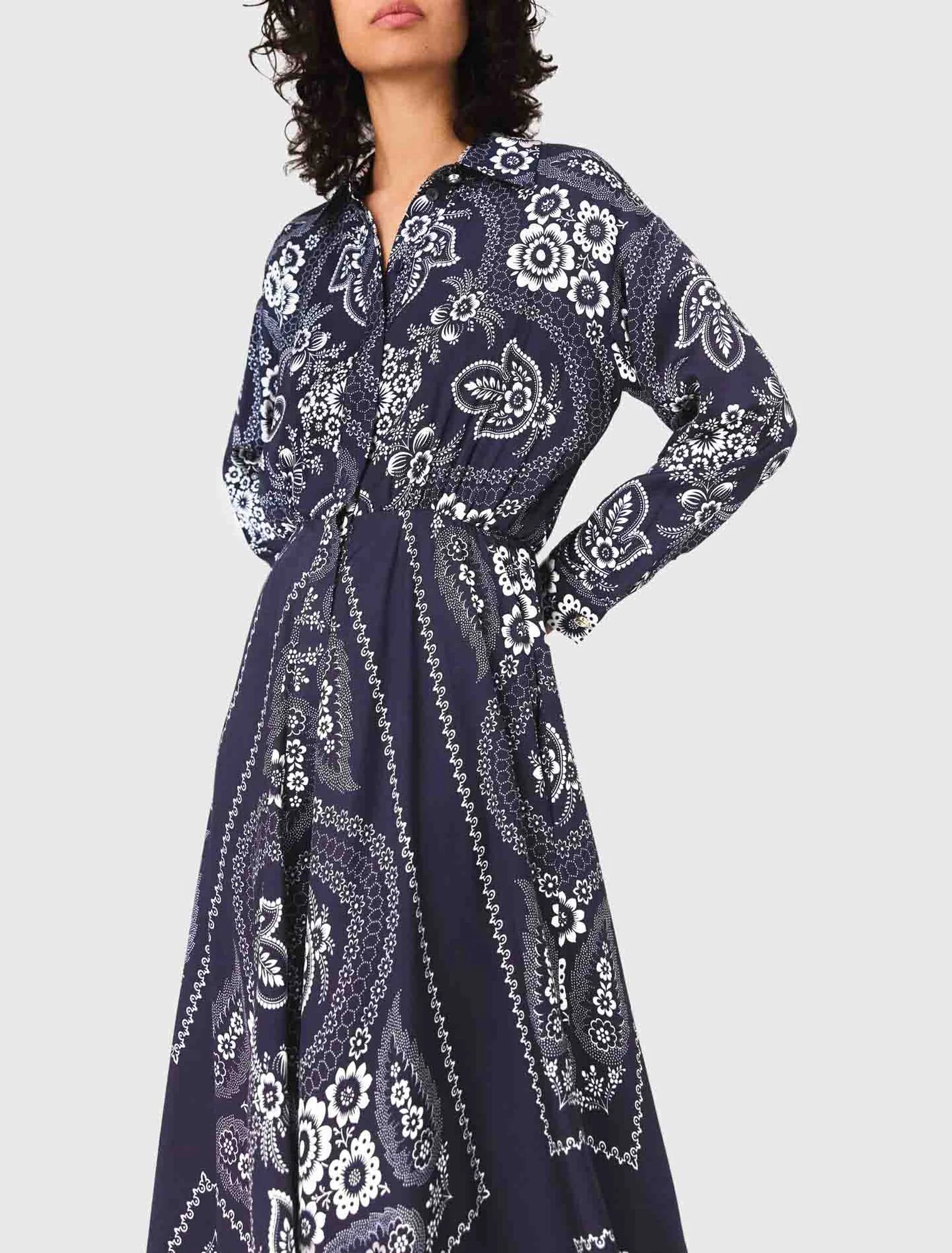 Patterned flowing maxi dress Navy Bandana Print - Image 4