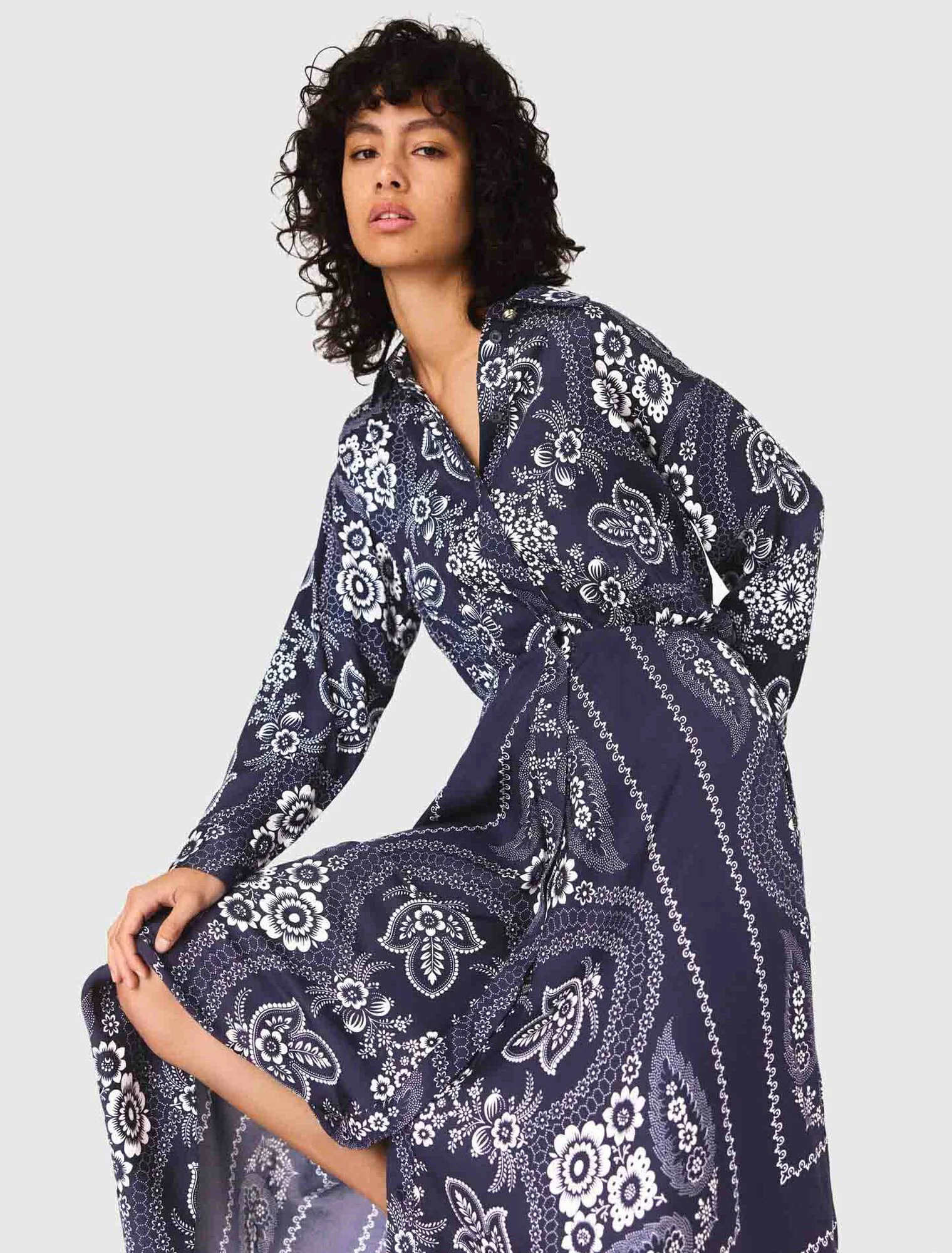 Patterned flowing maxi dress Navy Bandana Print - Image 5