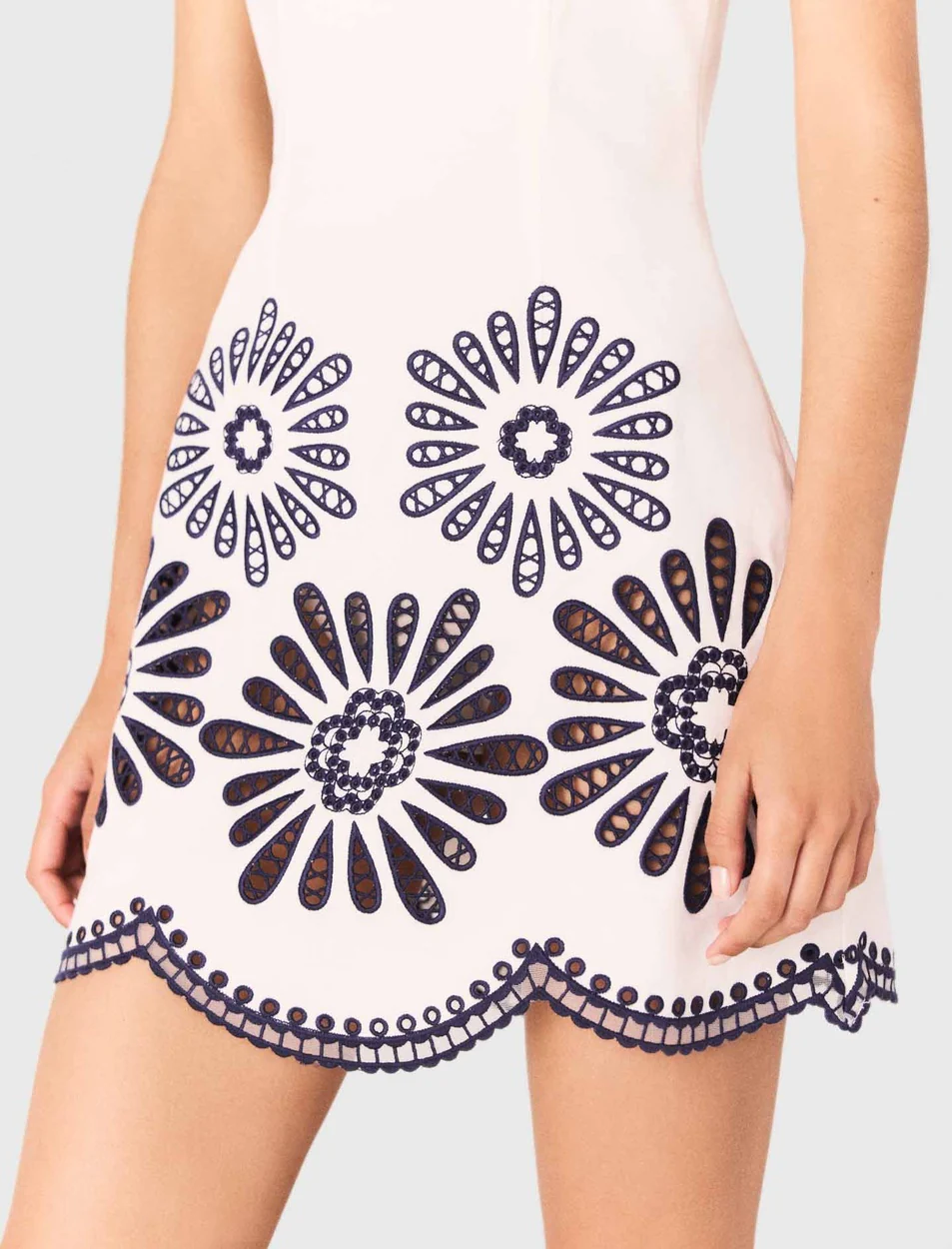 Short dress with crochet details White/Navy - Image 5